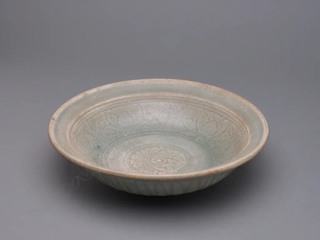 A Sawankhalok stoneware bowl, Image 1++